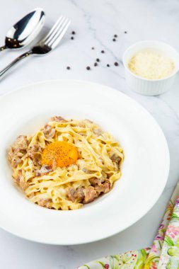 krema soslu makarna, üstünde yumurta ve karabiber olsun.