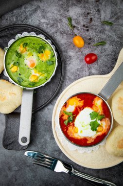 Taze ekmek ve vişneli domatesli tavada pancar çorbası.