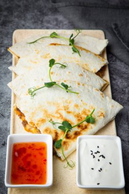 Bitki soslu ve ekşi kremalı tavuk quesadilla.