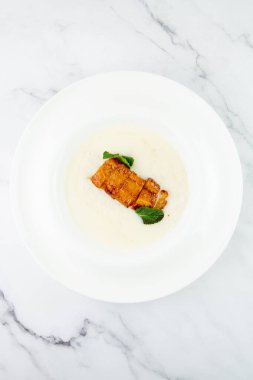 Nane yapraklı yulaf lapası ve tatlı ve ekşi soslu et.