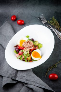 Yumurtalı salata, ton balığı, yeşil soğan, haşlanmış patates.