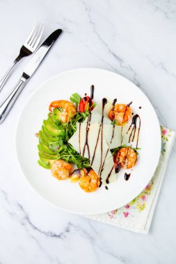 Avokado dilimli karides ve teriyaki soslu roka.