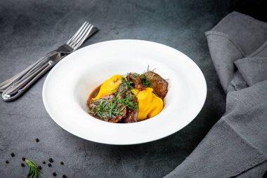 Etli, soslu ve otlu patates püresi