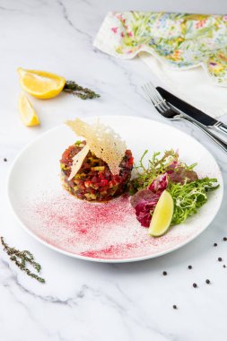 roka ve limonlu et salatası.