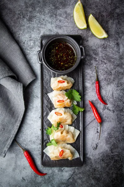 Baharatlı soya soslu karidesli gyoza