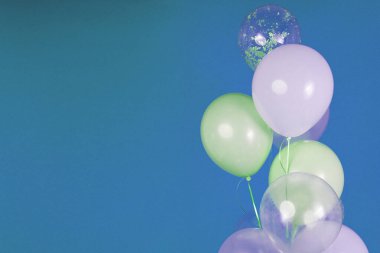 Açık renkli balonlar - beyaz, açık yeşil, mavi arka planda şeffaf. Yüksek kalite fotoğraf