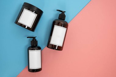 Vücut bakımı. Mavi ve pembe arka planda şeker kutuları olan şişeler. Reklam konsepti. Yüksek kalite fotoğraf