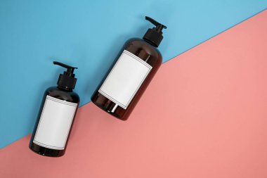 Vücut bakımı. Mavi ve pembe arka planda şeker kutuları olan şişeler. Reklam konsepti. Yüksek kalite fotoğraf