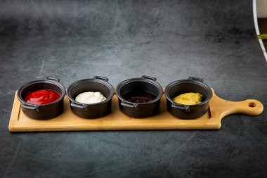 Birayla nugget, kızarmış soğan halkaları, patates kızartması ve sos. 