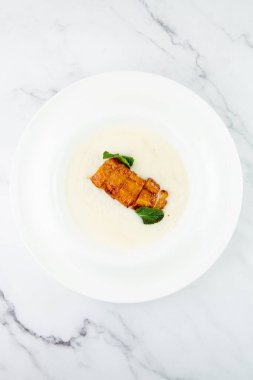 Nane yapraklı yulaf lapası ve tatlı ve ekşi soslu et.