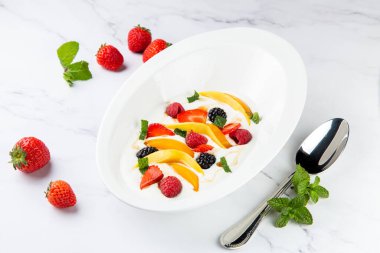 meyve salatası, yabanmersini ve çilek.