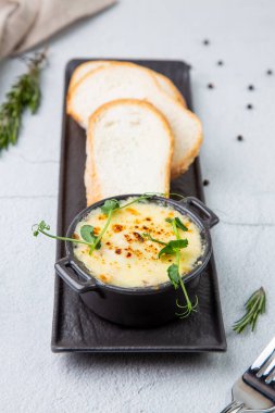 Julienne bir bardak ekmeğin içinde. 