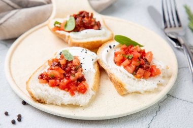 Hafif arka planda domatesli bruschetta ve labrador peyniri.