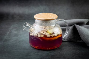 Tarçınlı, limonlu ve naneli ev yapımı çay