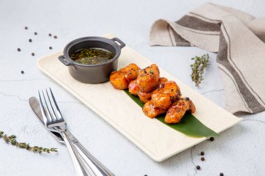 Tatlı ve ekşi soslu turna balığı dilimleri 