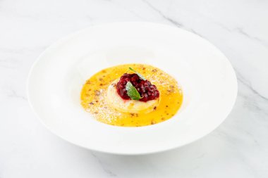 Zencefilli balkabağı çorbası, meyveli börek. Beyaz arkaplan 