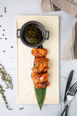 Tatlı ve ekşi soslu turna balığı dilimleri 