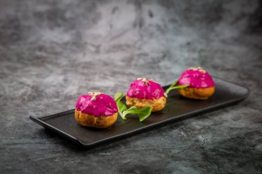 Ahududu soslu fırında çörekler ve tohum süslemeleri.