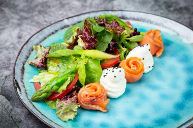 Farklı türde marul ve balıklı salata.