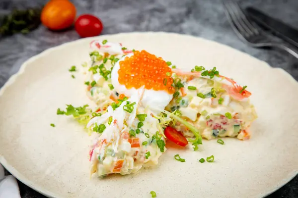 mozzarella salatası, havyar ve beyaz tabakta yeşil soğan.