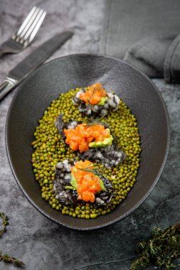 Siyah havyar, kırmızı balık ve bezelyeli wassabi.