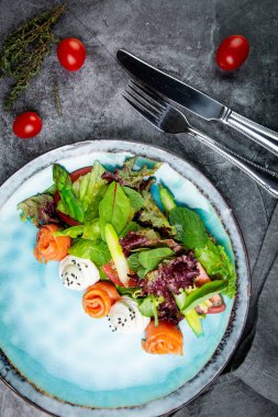 Farklı türde marul ve balıklı salata.