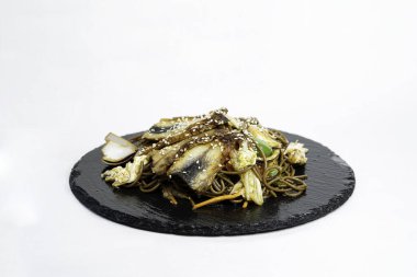 Sebzeli kızarmış şehriye ve beyaz arka planda düz tabakta et.