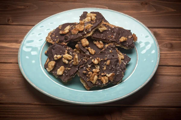 Αρκετά Κομμάτια Σπιτικής Σοκολάτας Toffee Matzo Ρωγμή Ένα Πιάτο Ξύλινο — Φωτογραφία Αρχείου