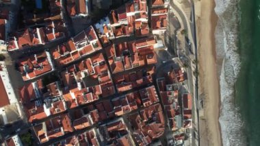 Sesimbra, Setubal, Portekiz 'in Atlantik kıyısındaki tarihi merkezinin aşağı doğru havadan görüntüsü.