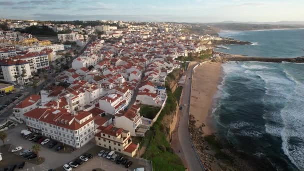 Dron Powietrzny Zbliża Się Ericerii Portugalia Wybrzeżu Rozbitymi Falami Uważany — Wideo stockowe