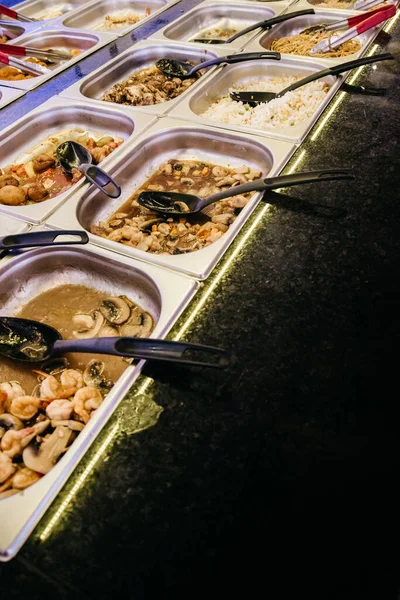 Шведский Стол Различными Блюдами Китайском Ресторане Эффектом Сдвига Наклона Избирательный — стоковое фото