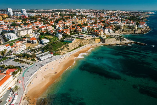 在阳光明媚的日子里 葡萄牙里斯本地区埃斯托利尔有波卡海滩的人行横道的空中景观 — 图库照片