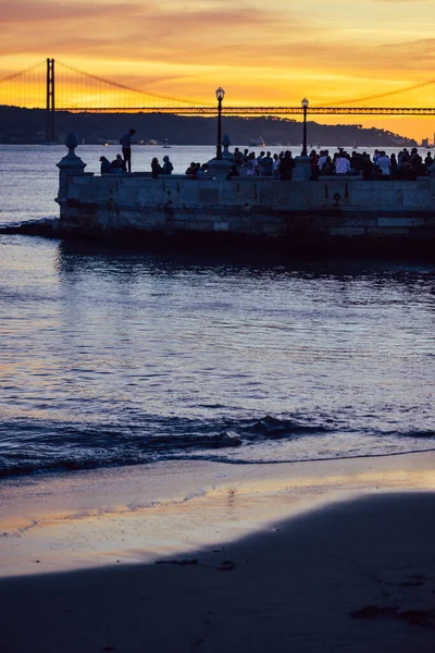 Silhuett Oidentifierbara Människor Njuter Solnedgången Utsikt Över Floden Tejo Lissabon — Stockfoto