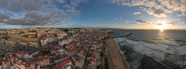 Portekiz, Ericeira 'daki plajlar ve kayalık kıyı şeridi üzerindeki insansız hava aracı görüntüsü