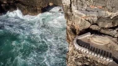 Portekiz, Cascais 'deki Boca do Inferno ya da Cehennem Ağzı' nın insansız hava aracı görüntüsü.