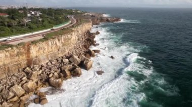 Portekiz, Cascais 'deki Boca do Inferno ya da Cehennem Ağzı' nın insansız hava aracı görüntüsü.