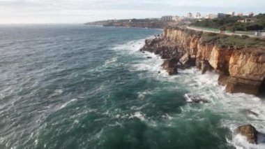 Portekiz, Cascais 'deki Boca do Inferno ya da Cehennem Ağzı' nın insansız hava aracı görüntüsü.