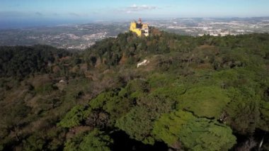 Sintra, Portekiz - 10 Kasım 2022: Lizbon 'un 25 km batısındaki Sintra dağlarında yer alan Pena Sarayı' nın insansız hava aracı görüntüsü - UNESCO Dünya Mirası