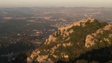 Sintra, Portekiz - 10 Kasım 2022: Lizbon 'un 25 km batısındaki Sintra dağlarında yer alan Pena Sarayı' nın insansız hava aracı görüntüsü - UNESCO Dünya Mirası
