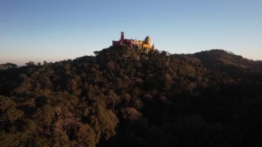 Sintra, Portekiz - 10 Kasım 2022: Lizbon 'un 25 km batısındaki Sintra dağlarında yer alan Pena Sarayı' nın insansız hava aracı görüntüsü - UNESCO Dünya Mirası
