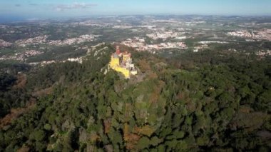 Sintra, Portekiz - 10 Kasım 2022: Lizbon 'un 25 km batısındaki Sintra dağlarında yer alan Pena Sarayı' nın insansız hava aracı görüntüsü - UNESCO Dünya Mirası