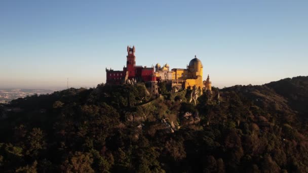 2022年11月10日 葡萄牙辛特拉 在里斯本以西25公里处的葡萄牙辛特拉山脉的一座浪漫主义城堡 佩纳宫的空中无人机图像 联合国教科文组织世界遗产 — 图库视频影像