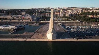 Lizbon, Portekiz - 11 Kasım 2022: Lizbon, Portekiz 'deki Tarihi Keşifler Anıtı' nın Hava Hızı 