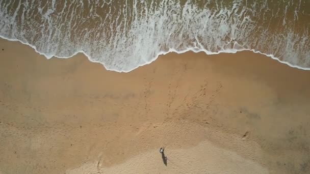 葡萄牙阿尔加维海滩上的男性渔民被海浪冲撞后的空中景观 — 图库视频影像