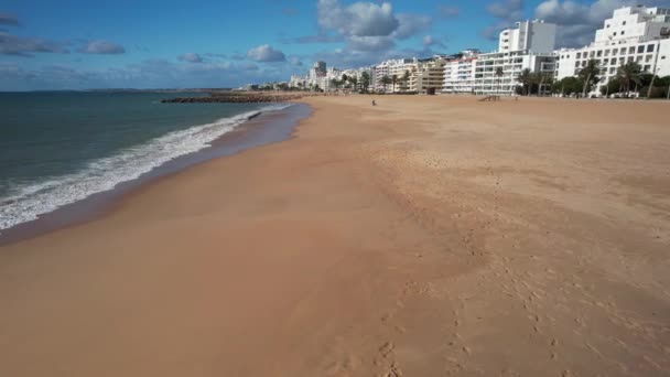 Vista Aérea Pov Praia Quarteira Portugal Num Dia Ensolarado Com — Vídeo de Stock