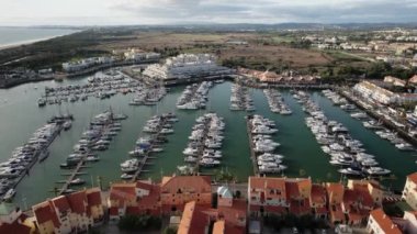 Vilamoura, Algarve, Portekiz - 20 Kasım 2022: Vilamoura marinasının güzel hava perspektifi. Lüks şehirler, limana yanaşmış yatlar. Portekiz 'in güneyindeki Algarve' de ünlü bir seyahat merkezi.