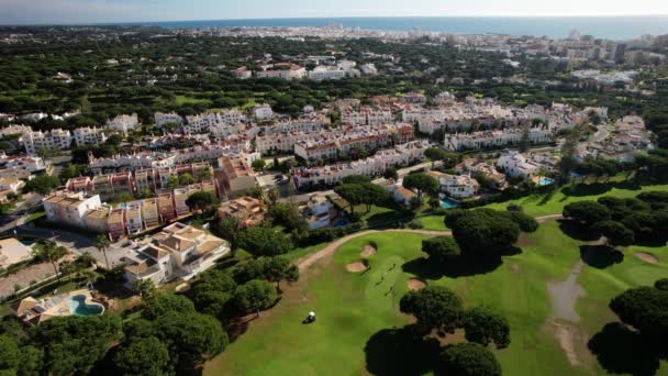 Flygfoto Över Oidentifierbara Golfare Golfbana Quarteira Algarve Portugal — Stockvideo