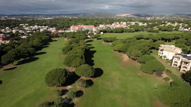 Bakåt Antennen Avslöja Oidentifierbara Golfare Golfbana Algarve Portugal Solig Dag — Stockvideo