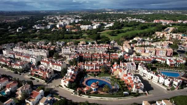 葡萄牙老村 2022年11月20日 俯瞰老村社区的空中无人机图像 收集了280座建于18世纪的葡萄牙和英国建筑 — 图库视频影像