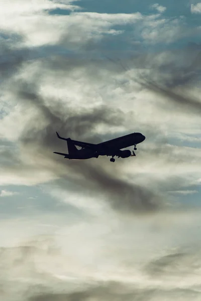 Silueta Avión Cielo Atardecer Con Nubes Dramáticas Espacio Copia — Foto de Stock